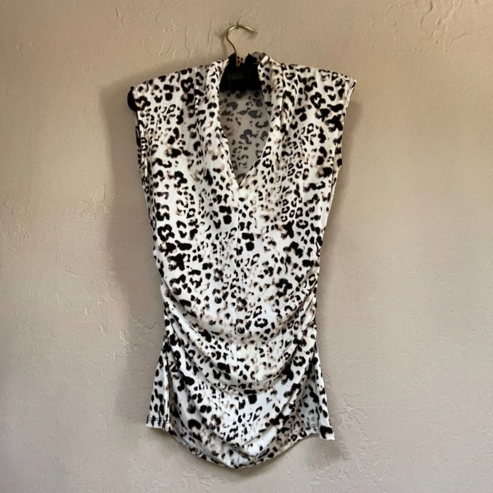 Vince Camuto Women's Sleeveless Ruched Blouse V-Neck Animal Print White Size XS
